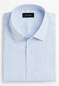 Chemise habillée pour homme à manches longues, bleu clair avec fines rayures, col ouvert et boutons blancs, pliée à plat.