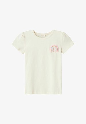 Kurzärmliges, cremefarbenes T-Shirt mit rundem Ausschnitt und puffärmel. Hat einen bunten gestickten Regenbogen auf der Brust.