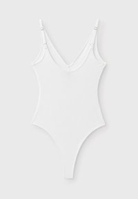 Body blanc sans manches avec bretelles doubles réglables et décolleté en V profond, présenté à plat sur un fond clair.