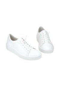 Witte sneakers van glad leer, met een ronde neus, vetersluiting en een gestreepte rubberen buitenzool met horizontale groeven.