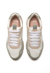 Sneakers beige e bianche con superficie strutturata, lacci bianchi e accenti verde chiaro. Presentano un colletto imbottito e suola in gomma.