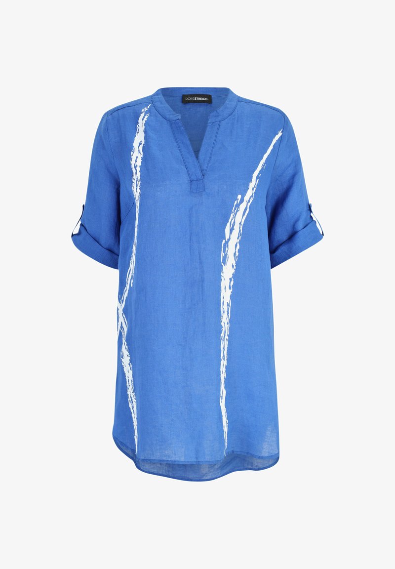 Blaue Leinentunika mit V-Ausschnitt, die weiße Pinselstrichmuster und umgeschlagene Kurzärmel aufweist. Leichtes und atmungsaktives Material.