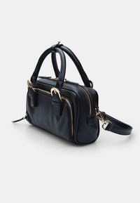 Sac à main en cuir noir avec deux compartiments zippés, quincaillerie dorée, double poignées, bandoulière amovible et texture lisse.