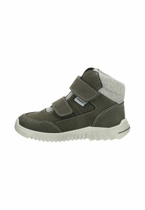 Grå høj-topsneaker med hvid sål, to velcroremme og en blød grå polstret krave til ankelstøtte.
