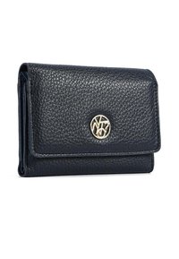 Portafoglio in pelle blu navy con texture a rilievo, flap pieghevole e accento del logo dorato sulla parte anteriore, dotato di più slot per carte all'interno.