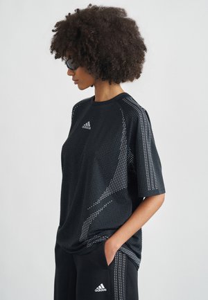 Czarny sportowy t-shirt z perforowanym wzorem, krótkimi rękawami i okrągłym dekoltem. Posiada odblaskowe elementy i logo Adidas na piersi.