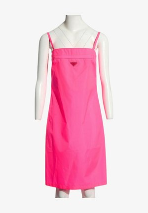 Hellpinkes ärmelloses knielanges Kleid mit dünnen Trägern und einem kleinen dreieckigen Logo auf der Brust, präsentiert auf einer weißen Schaufensterpuppe.