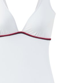 Weißer Badeanzug mit einem tiefen Ausschnitt, akzentuiert von einer rot-schwarzen geflochtenen Verzierung entlang der Büste. Glattes, dehnbares Material.