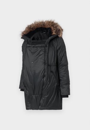 Parka nera isolata con cappuccio foderato in pelliccia rimovibile. Presenta una chiusura a zip, tasche laterali e una vita accollata per una vestibilità regolabile.