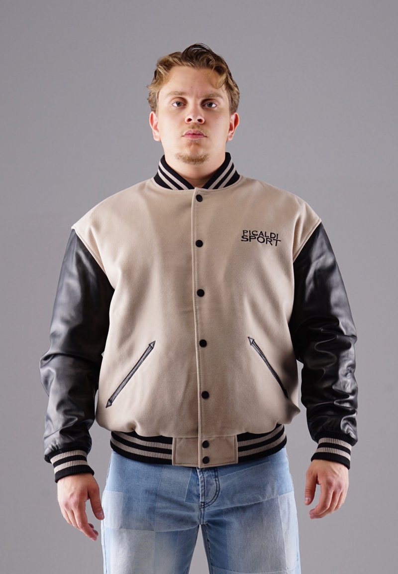 Beige Wolle-Mischung Varsity-Jacke mit schwarzen Lederärmeln, gerippten Bündchen und "Picaldi Sport" Logo. Zwei Seitentaschen mit dunklen Akzenten.