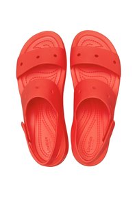 Rode rubberen sandalen met twee brede banden en een textuur in de voetbed. Lichtgewicht ontwerp met ventilatiegaten voor ademend vermogen.