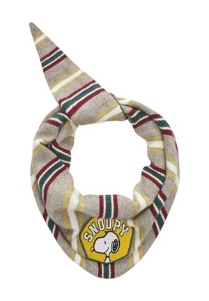 Gestreepte gebreide sjaal in beige, rood, groen en geel met een gele en witte Snoopy-patch aan één uiteinde.