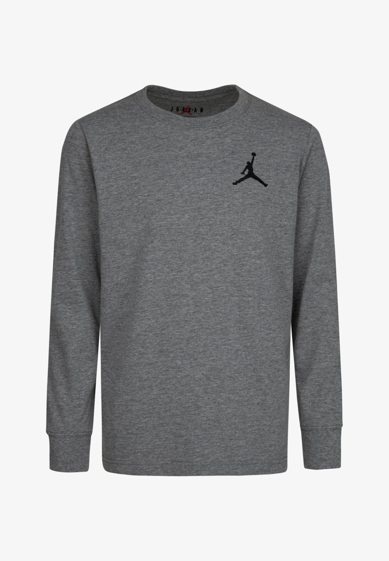 Pelēks garām piedurknēm T-krekls, izgatavots no mīkstas auduma, ar melnu Jordan logo uz krūtīm. Vienkārša apkakle un standarta aproces.