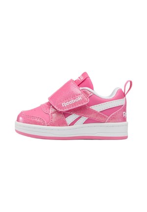 Zapatilla Reebok rosa para niño o niña con suela blanca, detalles en blanco y una ancha tira de velcro para el cierre.