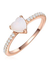 Prsten od ružičastog zlata s centralnim opalom u obliku srca, okružen trakom ukrašenom malim prozirnim kubnim cirkonima. Glatki završetak.