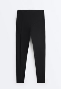 Czarne spodnie z wysokim stanem, ozdobione szwem w kształcie litery V na pasku, pionowymi szwami z przodu oraz wąskimi, prostymi nogawkami.