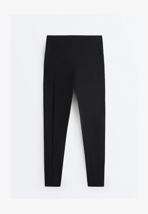 Sorte højtaljede bukser med et V-formet sømdetalje ved taljebåndet, lodrette sømme foran og et slankt, lige ben-snit.