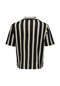 Cămașă tricotată cu mâneci scurte, cu dungi verticale negre și albe și un guler mic, văzută din spate pe un fundal alb.