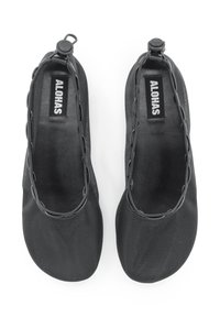 Ballerine nere realizzate in materiale mesh, con punta arrotondata e una fascia elastica con chiusura a bottone per una vestibilità sicura.