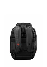 Sac à dos noir avec un design texturé, des bretelles rembourrées et une poignée supérieure. Présente un accent triangulaire et un logo rouge à l'avant.