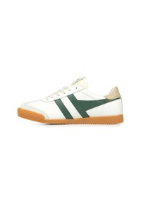 Zapatilla blanca con rayas verdes y acentos en beige, hecha de cuero suave. Cuenta con una suela de goma texturizada y un diseño de punta redonda.
