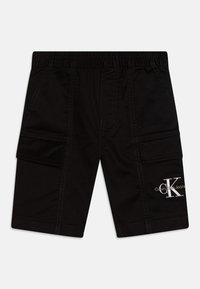 Crne cargo kratke hlače s elastičnom gumicom u struku, dva bočna džepa i istaknuti bijeli logo Calvin Klein Jeans na donjem prednjem dijelu.