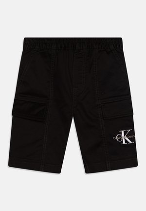 Shorts cargo noirs avec une taille élastique, deux poches latérales et un logo Calvin Klein Jeans blanc bien visible sur le bas devant.