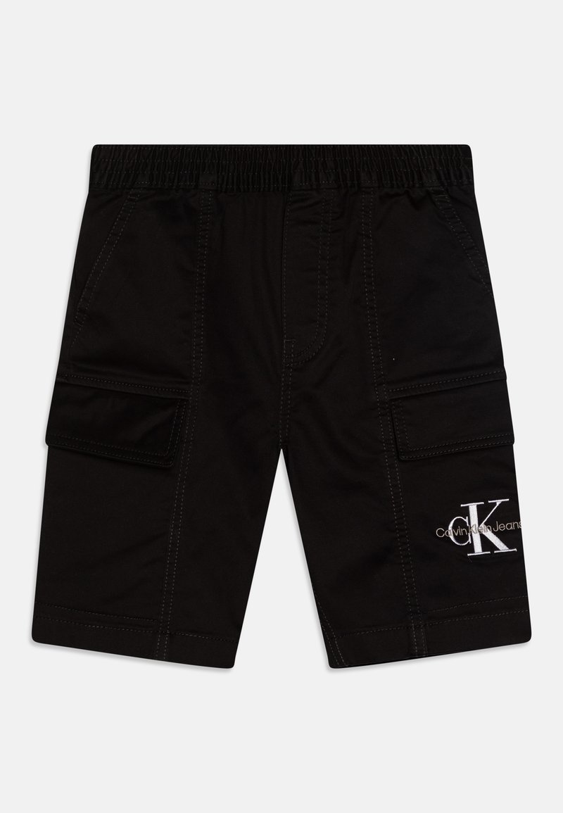 Crne cargo kratke hlače s elastičnom gumicom u struku, dva bočna džepa i istaknuti bijeli logo Calvin Klein Jeans na donjem prednjem dijelu.