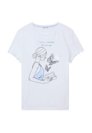 Una maglietta bianca in cotone presenta una grafica di una donna che legge, con accenti blu e farfalle. Il testo recita "Leggere è sognare ad occhi aperti."