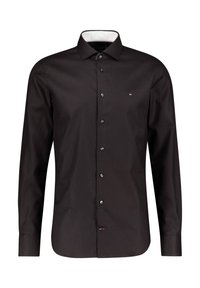 Czarna koszula z długim rękawem, z klasycznym kołnierzykiem, guzikiem z przodu oraz małym logo na piersi. Gładki materiał i kontrastująca tekstura wewnętrznego kołnierza.