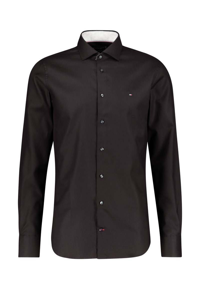 Czarna koszula z długim rękawem, z klasycznym kołnierzykiem, guzikiem z przodu oraz małym logo na piersi. Gładki materiał i kontrastująca tekstura wewnętrznego kołnierza.