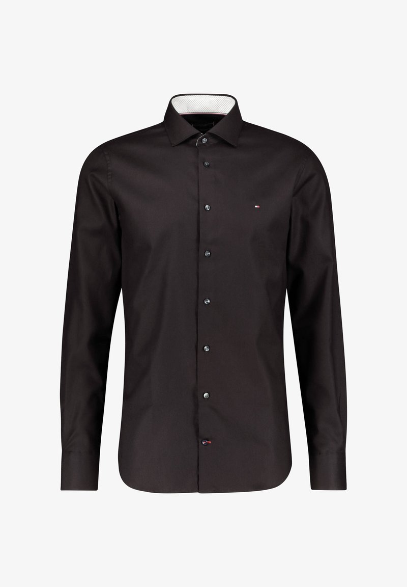 Czarna koszula z długim rękawem, z klasycznym kołnierzykiem, guzikiem z przodu oraz małym logo na piersi. Gładki materiał i kontrastująca tekstura wewnętrznego kołnierza.