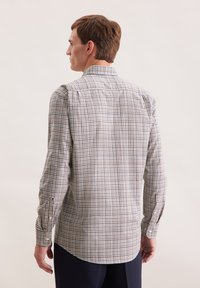 Heren overhemd met lange mouwen in een meerkleurig ruitpatroon. Gemaakt van lichtgewicht stof, met een puntkraag en knoopmanchetten.