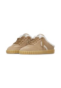 Sneakers in suede tan con fodera in pelliccia bianca, allacciatura frontale e suola in gomma. Presentano dettagli laterali curvi e una punta arrotondata.