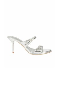 Sandalo con tacco alto in argento metallico, dotato di due fasce larghe, dettaglio con fibbia regolabile, punta aperta e tacco a stiletto. Texture liscia, design minimalista.