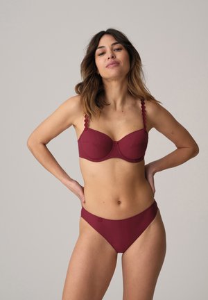 Ensemble de bikini bordeaux avec léger rembourrage ; soutien-gorge balconnet avec bretelles festonnées et un détail de bouton ; bas taille haute assorti.