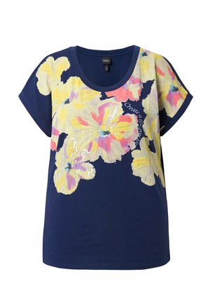 Granatowa damska koszulka z krótkim rękawem, z dużym żółto-różowym wzorem kwiatowym i małym białym napisem na przedniej prawej stronie.