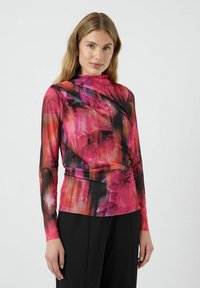 Top met lange mouwen in een meerkleurige bloemenprint met tinten roze en zwart, voorzien van een hoge halslijn en een aansluitend silhouet. Gladde textuur.