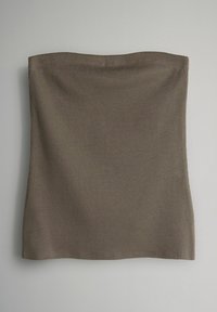 Hnědý žebrovaný top bez ramínek položený na šedém povrchu, zobrazující texturu a detaily šití.