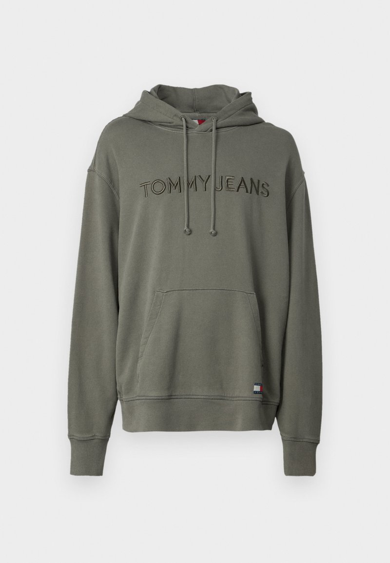 Felpa con cappuccio verde oliva realizzata in un tessuto morbido, dotata di tasca frontale, lacci e la scritta "TOMMY JEANS" ricamata sul petto.