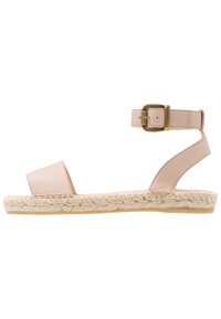 Leder-espadrille-sandale in Hellrosa, mit einem breiten Riemen, Knöchelverschluss und geflochtener Jutsohle. Flacher Fußbett mit minimalem Profil.