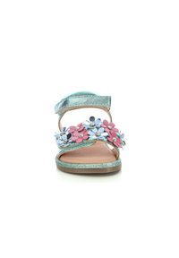 Sandalo aperto in teal metallico. Caratterizzato da decorazioni floreali rosa e blu con strass. Cinturino regolabile e suola piatta.