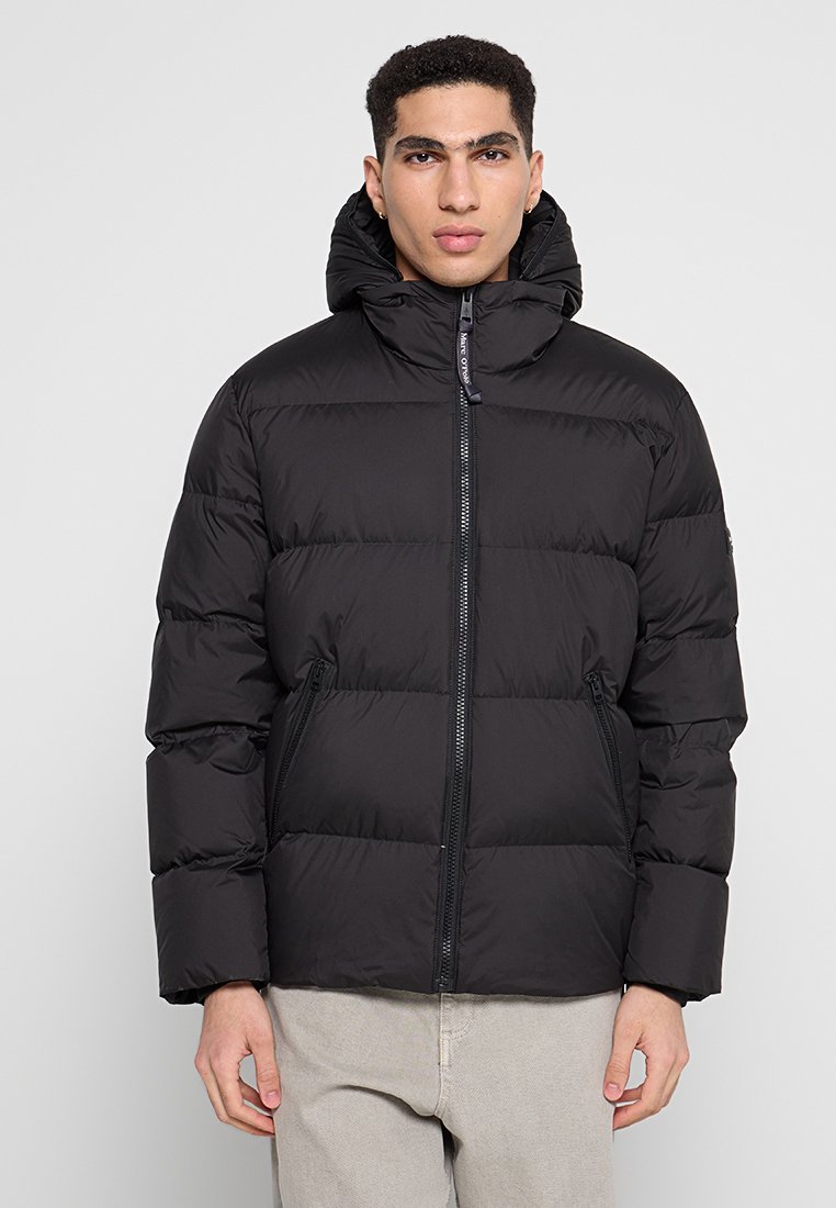 Schwarze Daunenjacke mit hohem Kragen, horizontalen Steppnähten, Frontreißverschluss und Seitentaschen. Glatte Textur und lässiges Design.