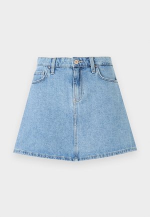 Lichtblauwe denim minirok met knopen aan de voorkant, rits, riemlussen en twee voorzakken, plat weergegeven op een witte achtergrond.