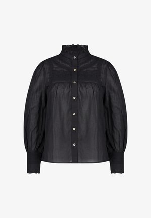 Chemise noire à manches longues avec un col montant à volants, une fermeture à boutons, et des accents décoratifs en dentelle sur la poitrine et les poignets. Tissu doux et transparent.