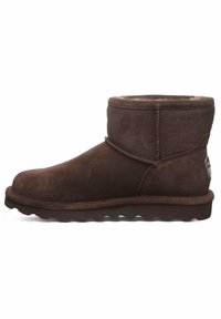 Bottines marron en daim doux avec une doublure intérieure confortable, un bout rond et une semelle en caoutchouc texturée présentant un motif de crampons ondulés.