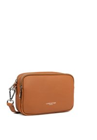 Borsa a tracolla in cuoio marrone con forma rettangolare, chiusura a doppia zip e dettagli in metallo argentato; presenta un logo del marchio impresso sul davanti.