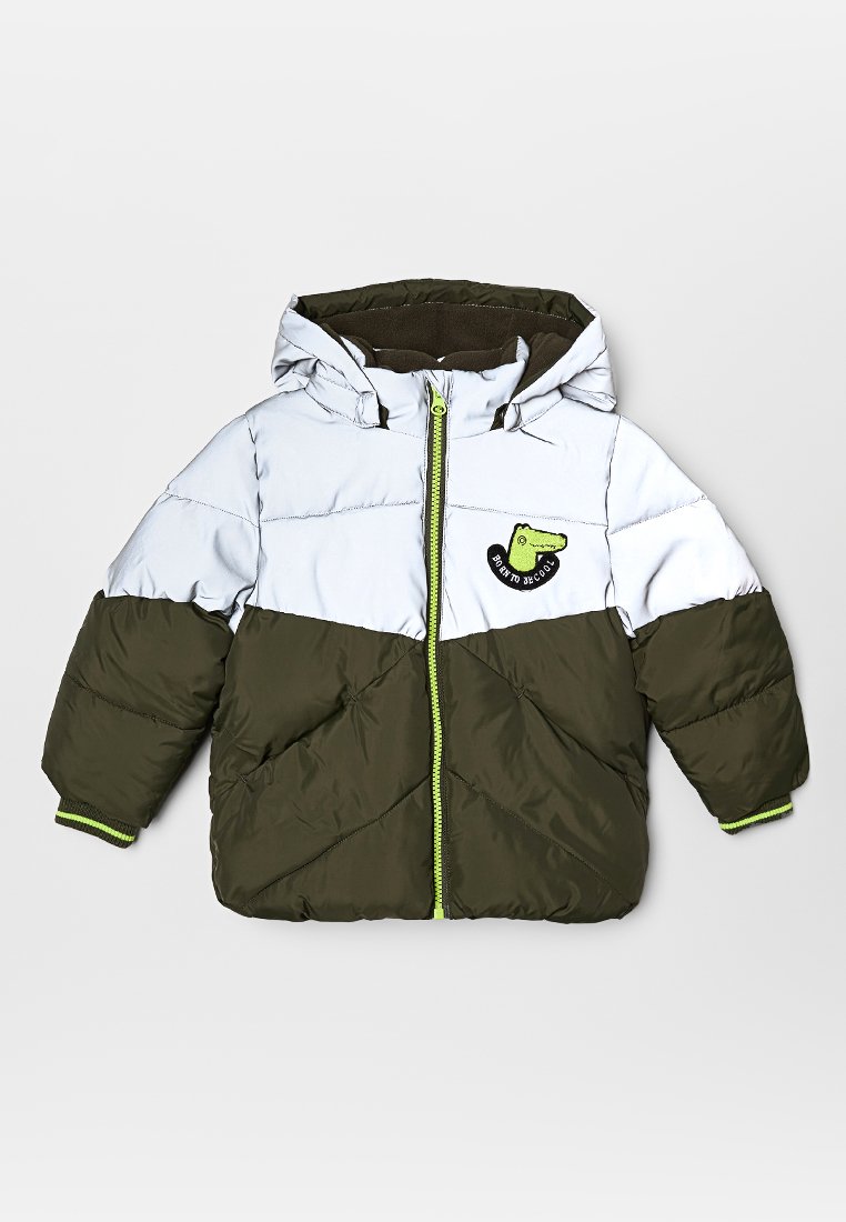 Chaqueta acolchada en azul claro y verde oliva, con capucha, cremallera frontal y un parche gráfico divertido con acentos neón contrastantes.
