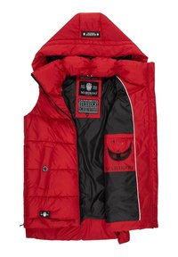 Gilet rembourré rouge avec capuche amovible, présentant une doublure noire, des poches intérieures et des étiquettes de marque. Contient des sections matelassées pour l'isolation.