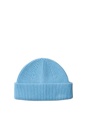 Gorro de punto acanalado azul claro con puño doblado, mostrado sobre fondo blanco.